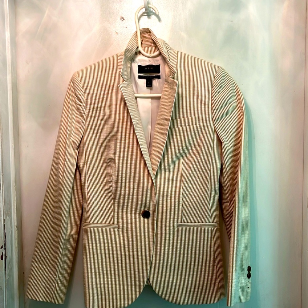 Size 2 ,J.crew , seersucker tan blazer very fitted . Almost fits like a 0